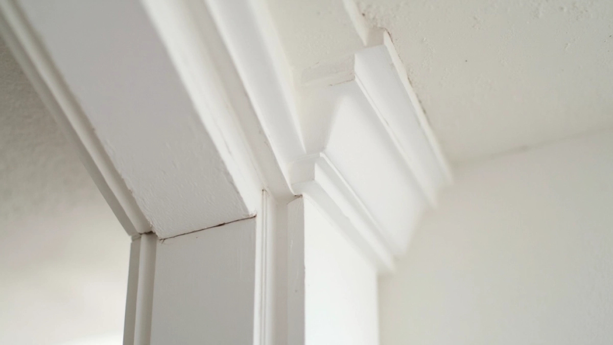 Jak dociąć listwy sufitowe w narożnikach wewnętrznych