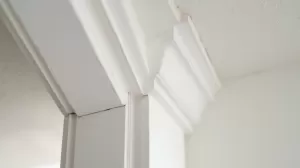 Jak dociąć listwy sufitowe w narożnikach wewnętrznych