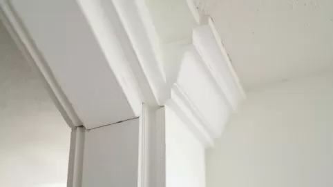 Jak dociąć listwy sufitowe w narożnikach wewnętrznych