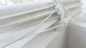 Jak przeciągnąć sznurek w rolecie wewnętrznej