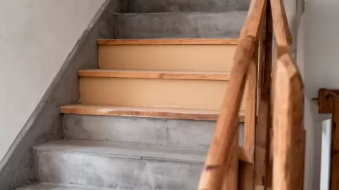 Pomysł na tanie schody wewnętrzne